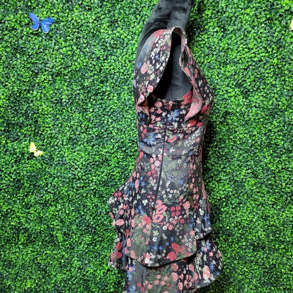 A beautiful Monique Lhuilli Vneck cocktail dress. - Picture 4 of 5